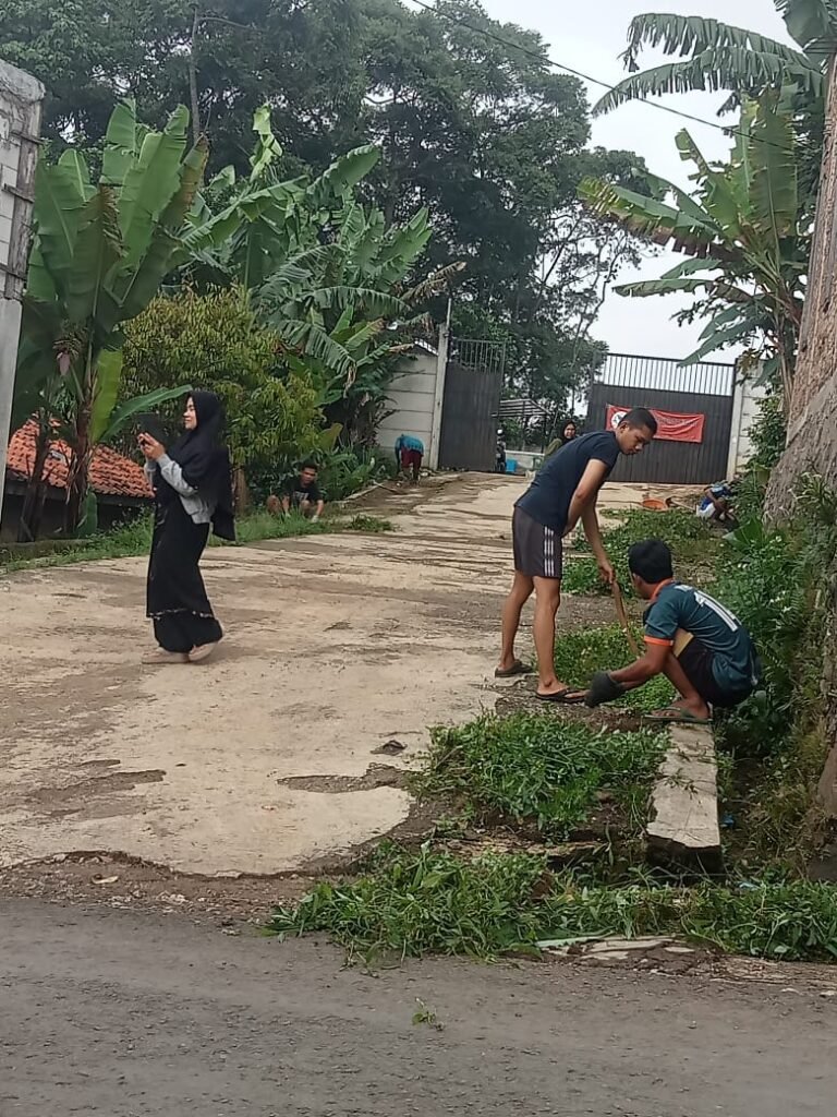 OPSIH : Warga KP. Cikoneng 3 Gerakan Gotong Royong Jaga Kebersihan Lingkungan