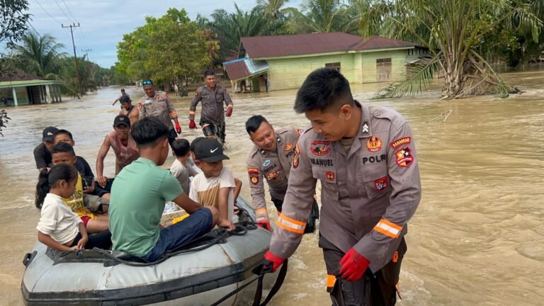Polri Adaptif Hadapi Situasi Lapangan, Polsatwa K-9 Alihkan Prioritas untuk Bantu Warga Terdampak Banjir