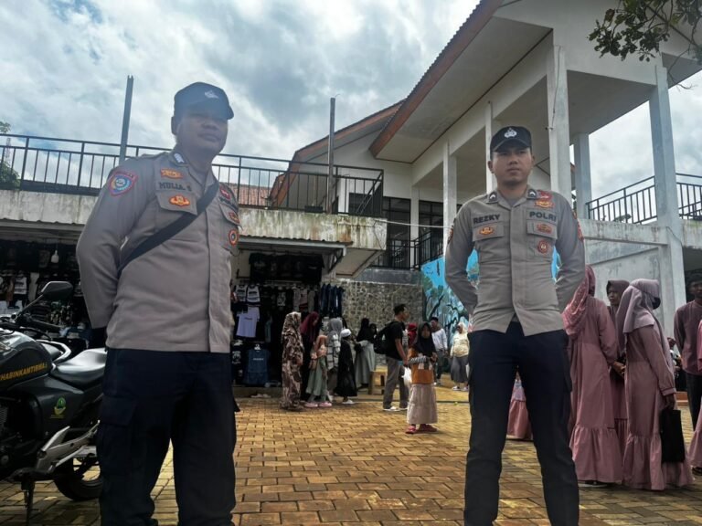 Ops Lilin Lodaya 2025, Polsek Panjalu Polres Ciamis Cek Kegiatan Warga di Obwis Situ Lengkong