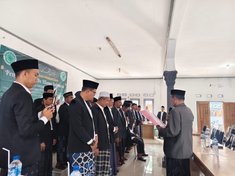 Polsek Rajadesa Polres Ciamis Hadiri Pengukuhan Kepengurusan MUI Desa Sirnajaya
