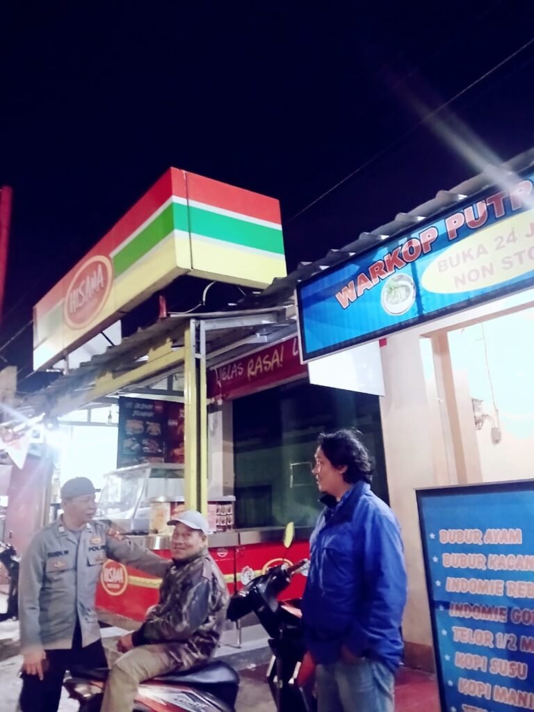 Berikan Rasa Aman, Personel Polsek Kawali Polres Ciamis Patroli Dialogis di Malam Hari