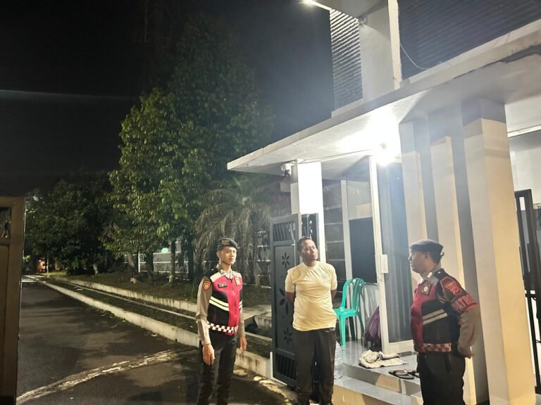 Cipkon Jam Rawan, Sat Samapta Polres Ciamis Patroli ke Perum Buana Soedirman Beri Imbauan Kamtibmas