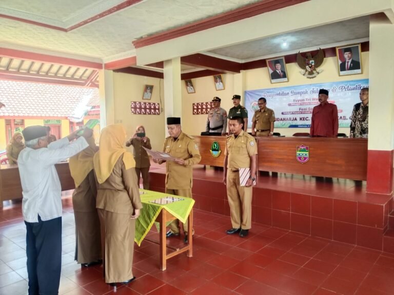Sinergitas Polri dan Pemerintah, Polsek Lakbok Hadiri Pelantikan Perangkat Desa Sidaharja