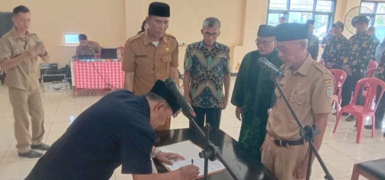 Sinergitas Polri dan Pemerintah, Polsek Banjarsari Hadiri Pelantikan Penjabat Kepala Desa Cicapar