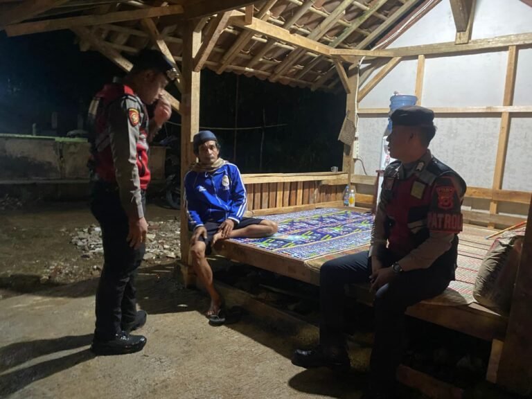 Humanis, Pasukan Roda 4 Polres Ciamis Patroli dan Beri Imbauan ke Warga di Pos Ronda Pawindan