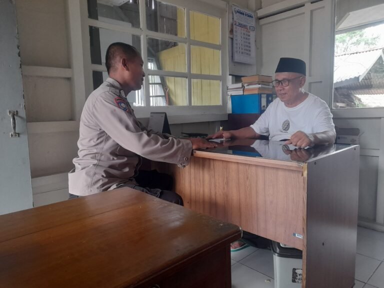 Perkuat Sinergitas, Polsek Rajadesa Polres Ciamis Koorkom Kamtibmas ke Warga Cigoong