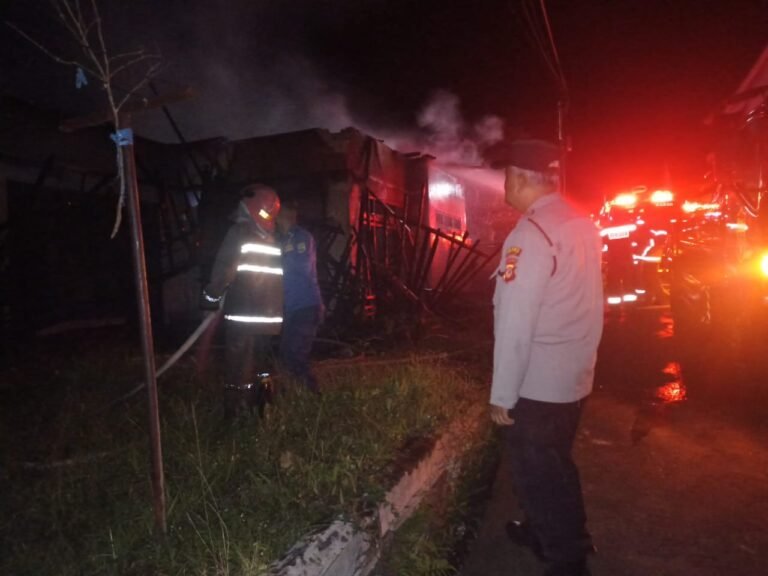 Polsek Kawali Polres Ciamis Datangi TKP Kebakaran Rumah di Kertanagara Kawali
