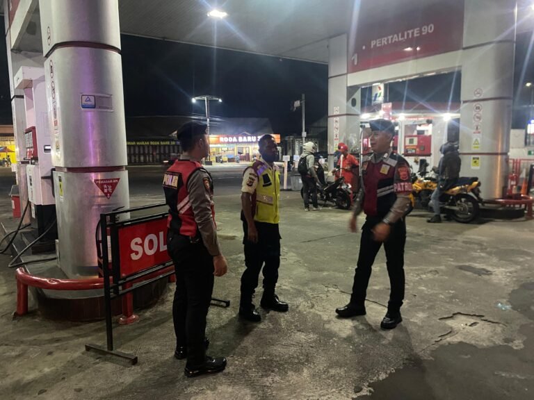 Humanis, Pasukan Patroli Roda 4 Polres Ciamis Datangi Obvit SPBU Nagrak