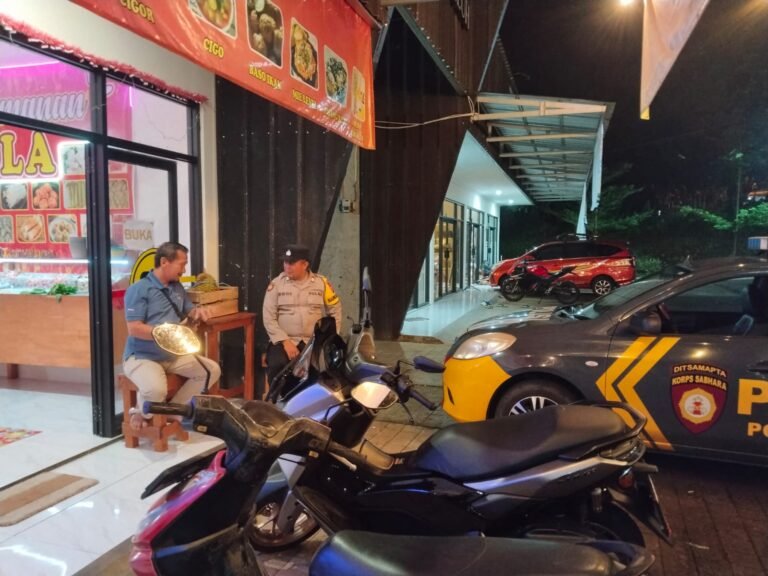 Berikan Rasa Aman, Personel Polsek Kawali Polres Ciamis Patroli Dialogis di Malam Hari