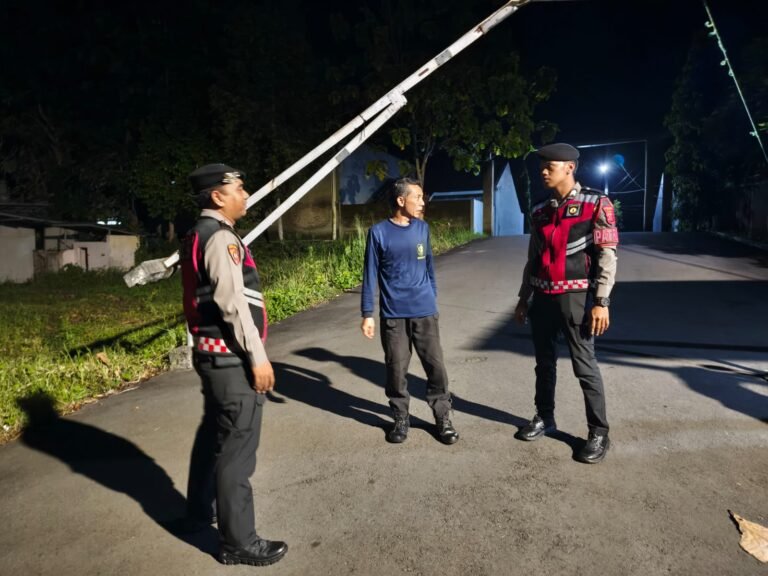 Cipkon Jam Rawan, Sat Samapta Polres Ciamis Patroli ke Perum Lembah Medina Beri Imbauan Kamtibmas