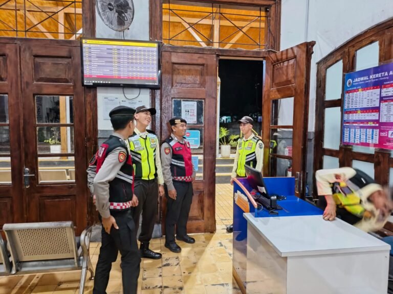 Cipkon Kamtibmas, Samapta Polres Ciamis Patroli Dialogis ke Stasiun KAI Ciamis di Malam Hari