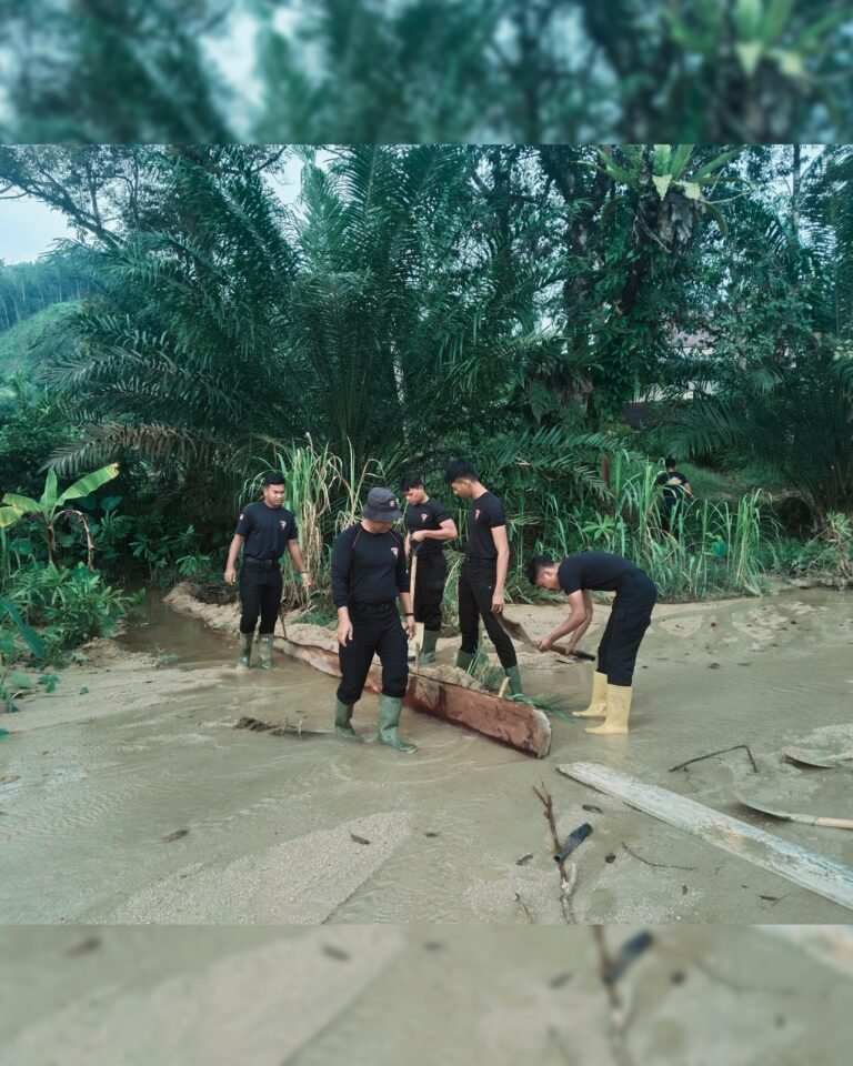 Pulihkan Kehidupan Pascabencana, Brimob Polda Sumut Bangun Sumur Bor dan Bersihkan Saluran Air