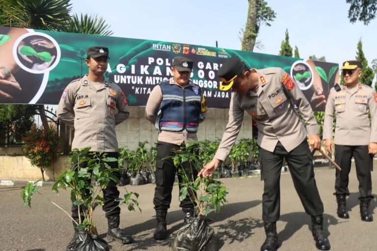 Kita Jaga Alam, Alam Jaga Kita, Polres Garut Bagikan 500 Pohon Kopi untuk Mitigasi Longsor dan Banjir
