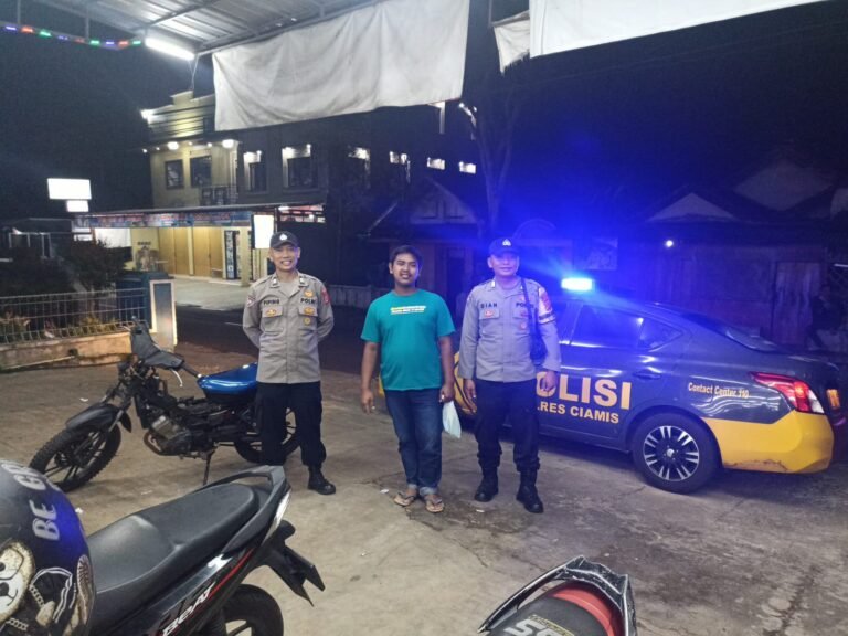 Berikan Rasa Aman, Personel Polsek Kawali Polres Ciamis Patroli Dialogis di Malam Hari