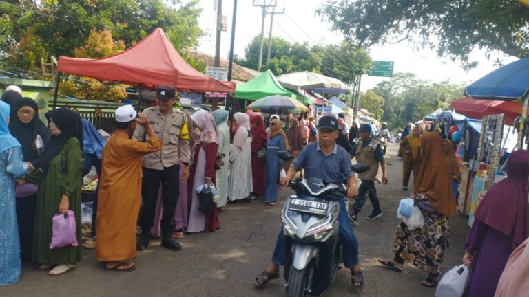 Polsek Sukadana Laksanakan Pengamanan dan Pengaturan Lalu Lintas, Wujud Peran Polri Dukung Kelancaran Kegiatan Keagamaan dan Kamtibmas Kondusif
