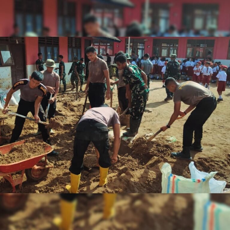 Sekolah Terdampak Bencana Dibersihkan, Brimob–TNI Percepat Pemulihan Pendidikan di Tapanuli Tengah