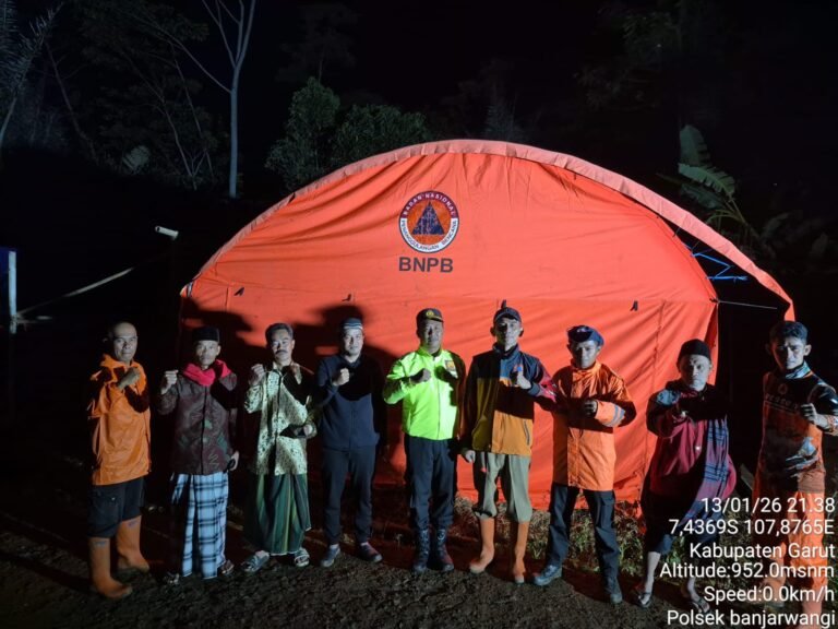 Respons Cepat Polisi dan BPBD, Siswa MI Darul Hikmah Banjarwangi Kini Belajar di Tenda Darurat yang Lebih Aman