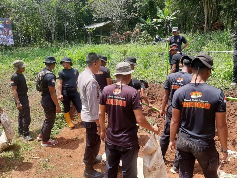 Bakti Untuk Negeri, Polsek Cijeungjing Polres Ciamis Sukseskan Program Brimob Polda Jabar
