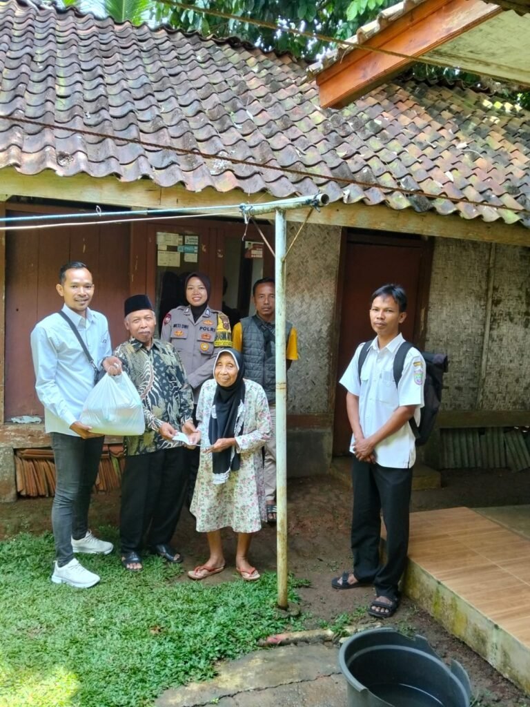 Polsek Ciamis Polres Ciamis Datangi TKP Angin Kencang dan Ikut Distribusikan Bantuan ke Korban