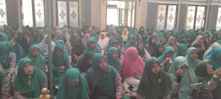 Polsek Kawali Polres Ciamis Hadiri Pengajian Rutin Bulanan di Masjid At Taqwa Kawali