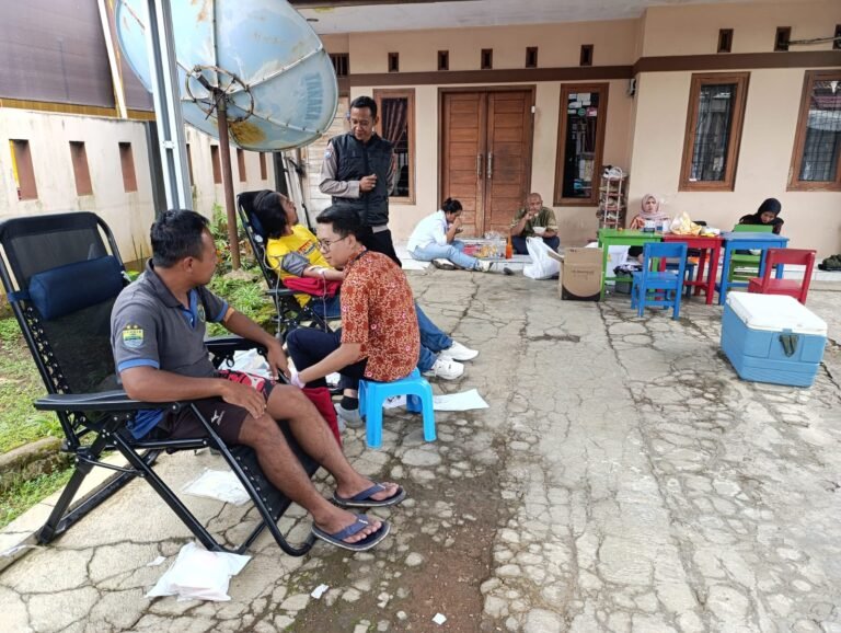 Polsek Cikoneng Polres Ciamis Monitoring dan Ikut Donor Darah Bareng Warga di Desa Kujamg