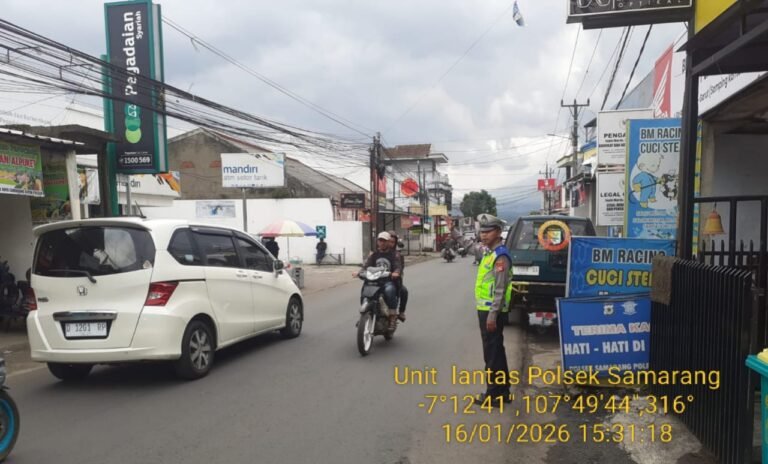 Polsek Samarang Bersama Personel Giat Pengaturan Lalu Lintas Sore Hari