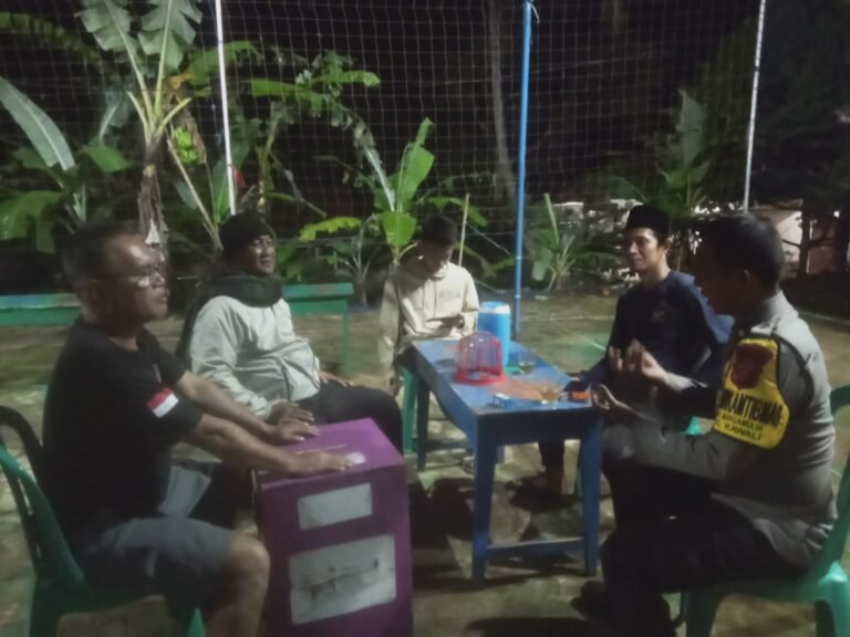 Berikan Rasa Aman, Personel Polsek Kawali Polres Ciamis Patroli Dialogis di Malam Hari