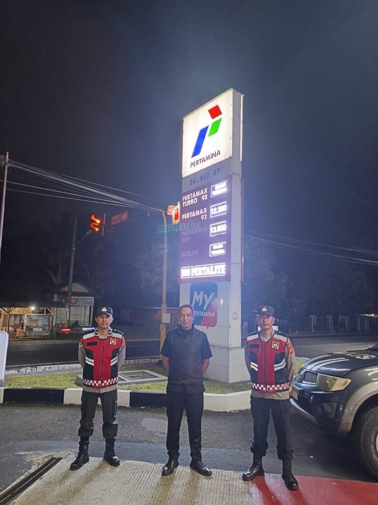 *Sispam Makopolsek Cihaurbeuti Hadir Pastikan Kamtibmas dan Kenyamanan Saat Malam Hari.