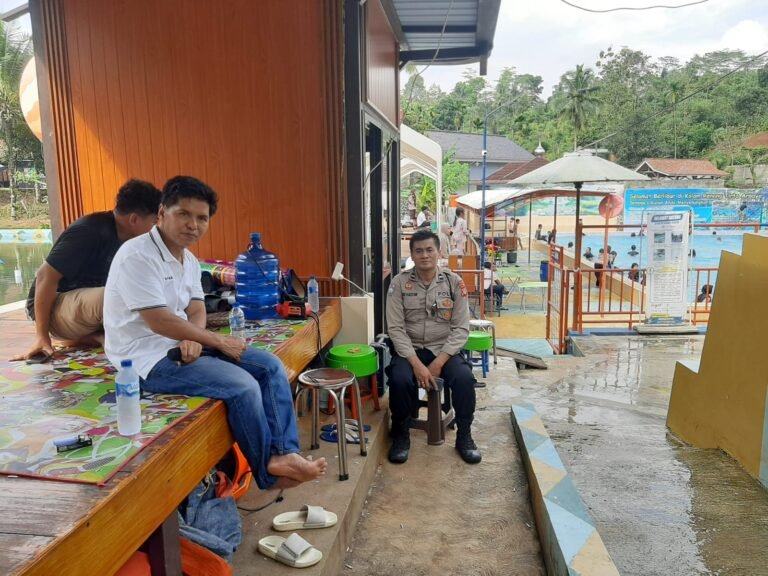 Berikan Rasa Nyaman, Dua Anggota Polsek Cipaku Polres Ciamis Patroli Dialogis ke Masyarakat