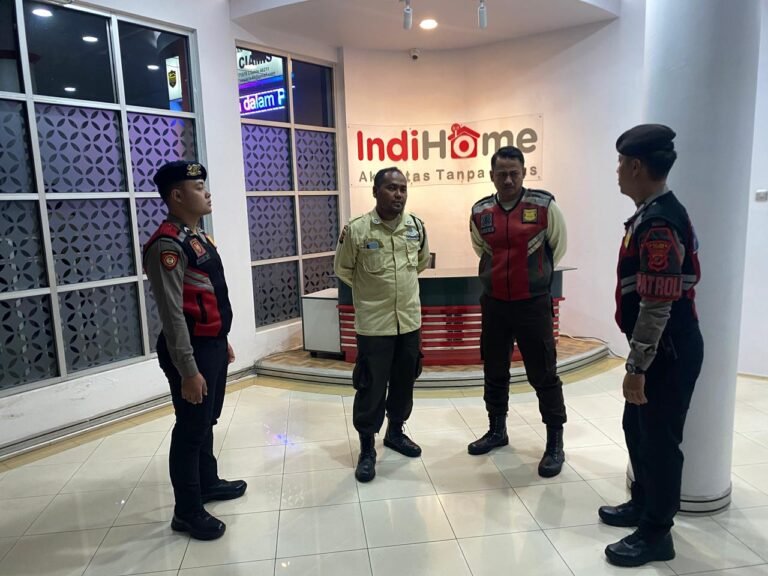 Humanis, Tiga Personel Samapta Polres Ciamis Datang dan Beri Imbauan ke Warga Plasa Telkom