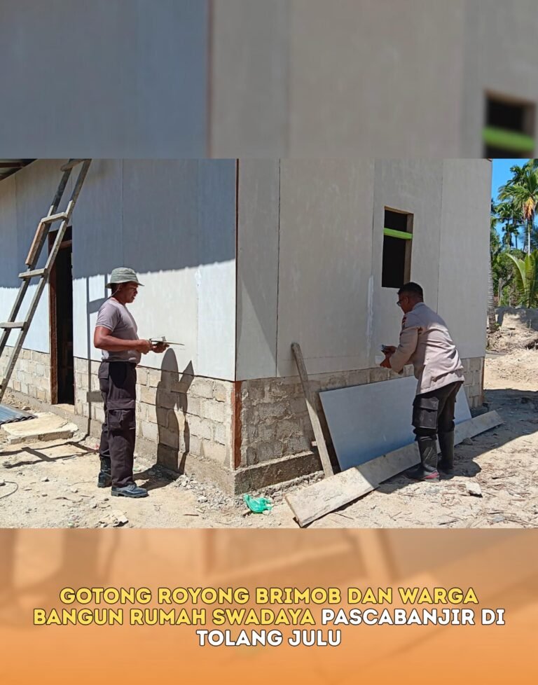 Gotong Royong Brimob dan Warga Bangun Rumah Swadaya Pascabanjir di Tolang Julu