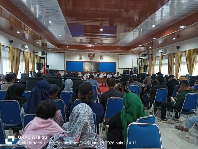 Masyarakat Pedagang Pasar Gambir Geruduk Gedung DPRD Kota Tebingtinggi Sampaikan Keluhannya