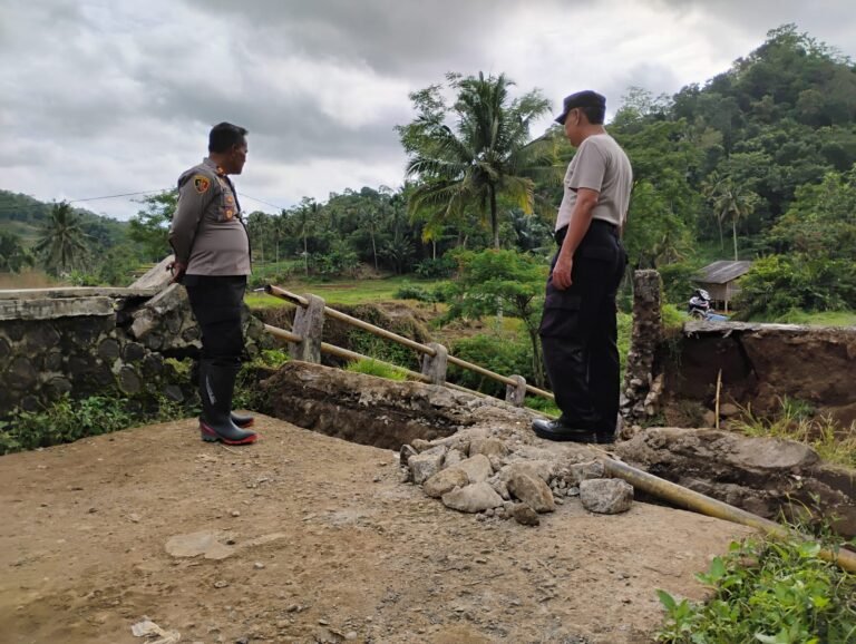 Polsek Cikelet Cek Jembatan Cisitu yang Ambruk Akibat Curah Hujan Tinggi