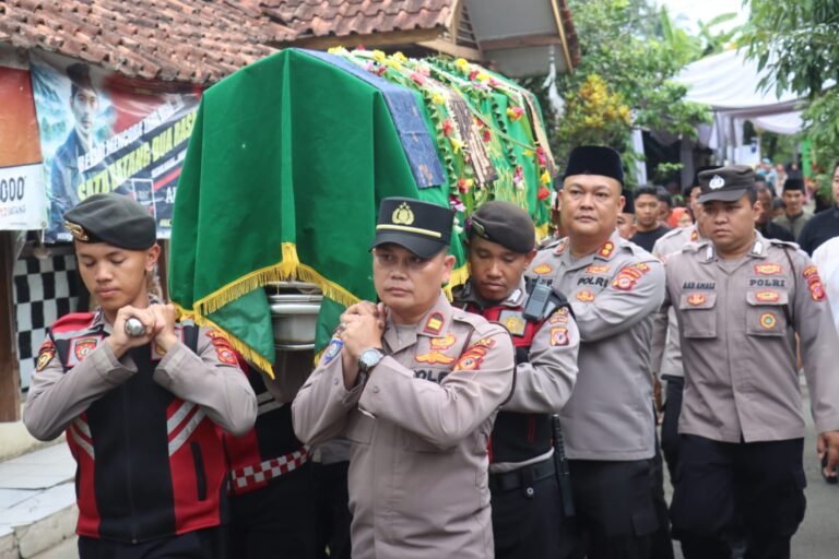 Kapolres Ciamis Pimpin Pemakaman Prof. Indria Samego, Wujud Penghormatan Polri atas Jasa dan Pengabdian