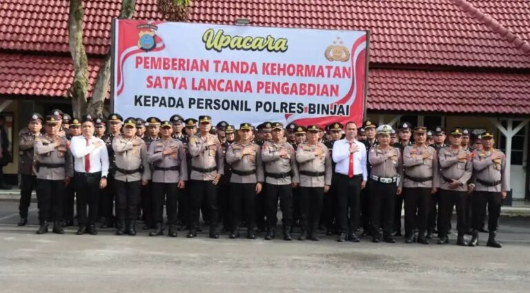 ” Pemberian Tanda Kehormatan Satya Lencana Pengabdian Polri