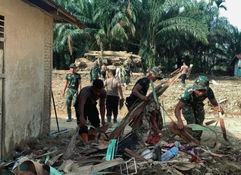 Dari Rumah Warga hingga Masjid, Sinergi Brimob Sumut Bergerak Bantu Korban Bencana