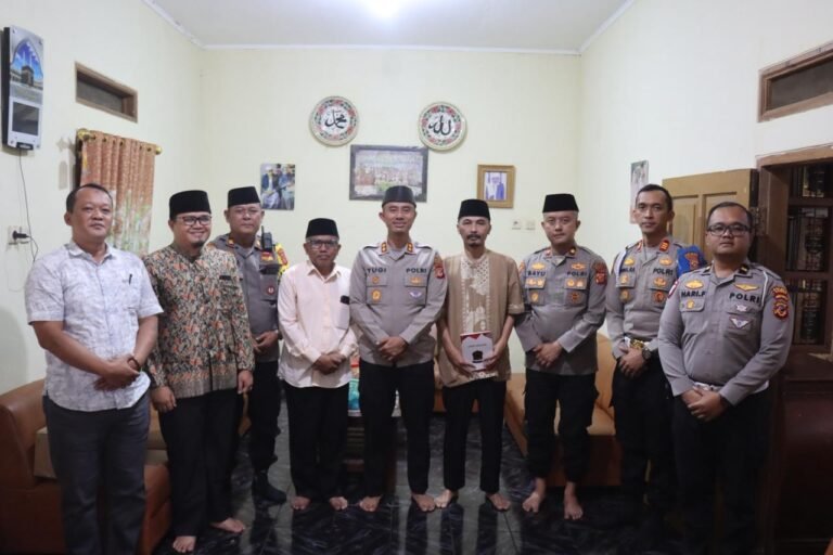 Kapolres Garut Laksanakan Kunjungan dan Silaturahmi ke Ponpes Al Ulfah Malangbong