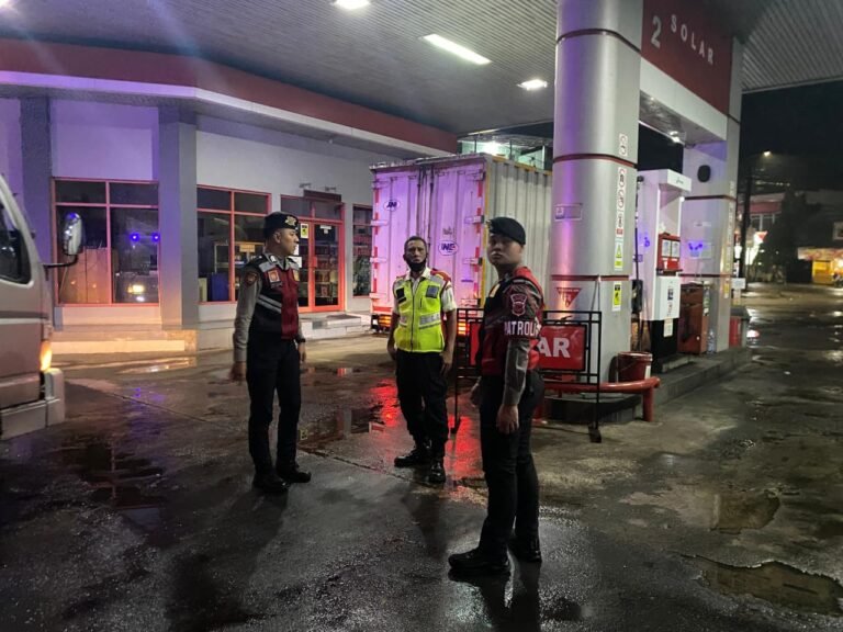 Humanis, Pasukan Patroli Roda 4 Polres Ciamis Datangi Obvit SPBU Nagrak