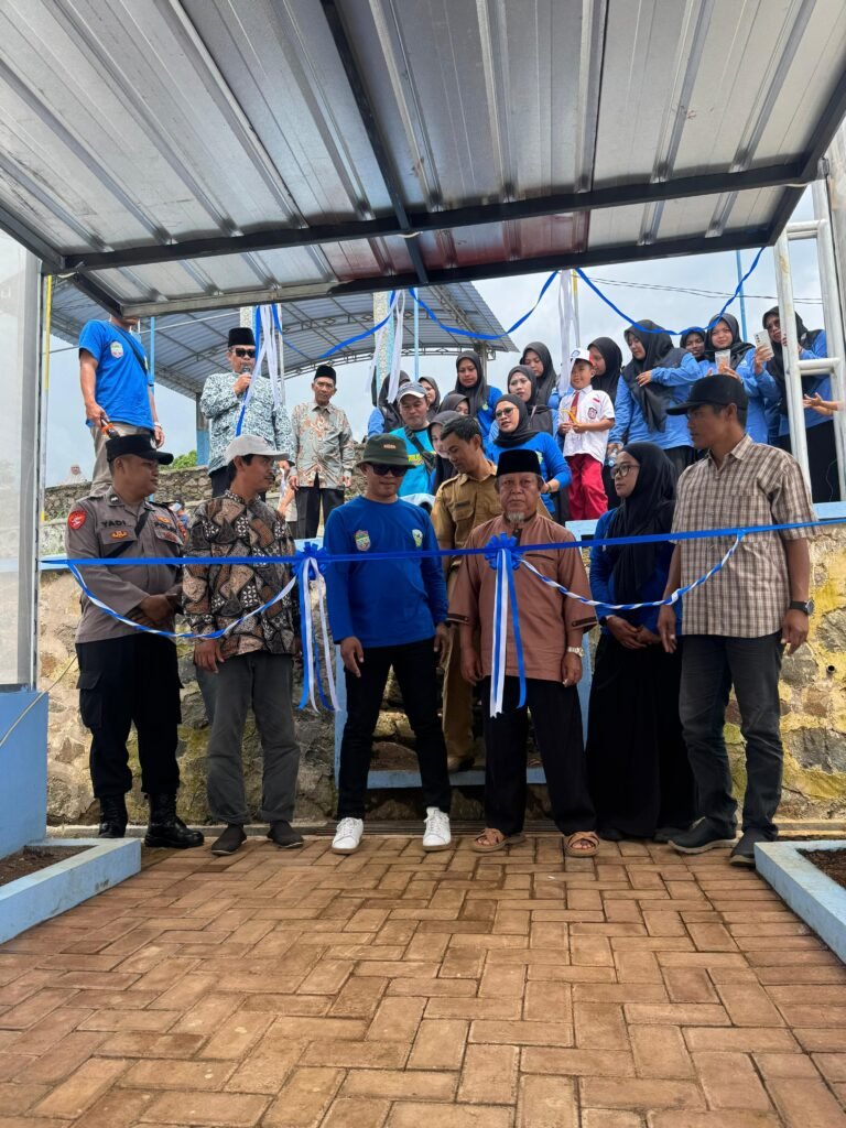 Kapolsek Cipaku Hadiri Peresmian dan Tanam Sayur Perdana di Green Gouse Hydroponik Sukawening