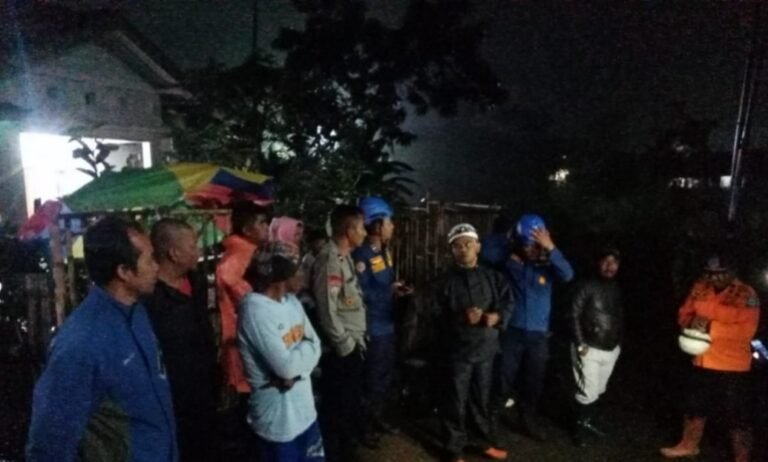 Polsek Bayongbong Evakuasi Penemuan Mayat Diduga Hanyut Di Aliran Anak Sungai Cipamulihan Garut