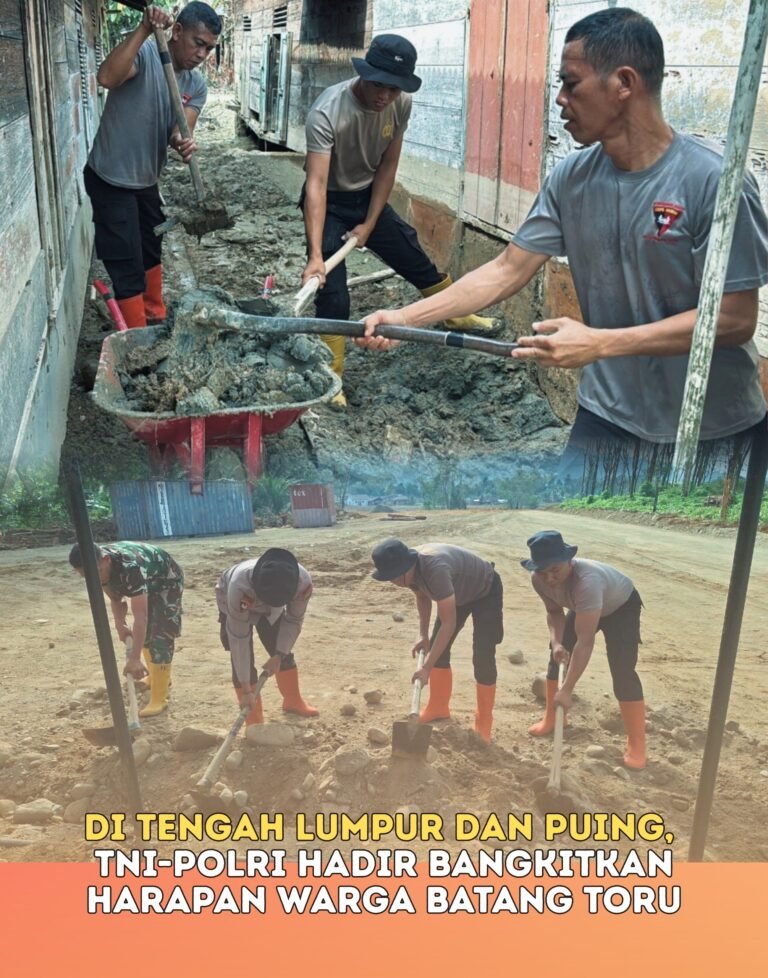 Di Tengah Lumpur dan Puing, Brimob–TNI/Polri Hadir Bangkitkan Harapan Warga Batang Toru