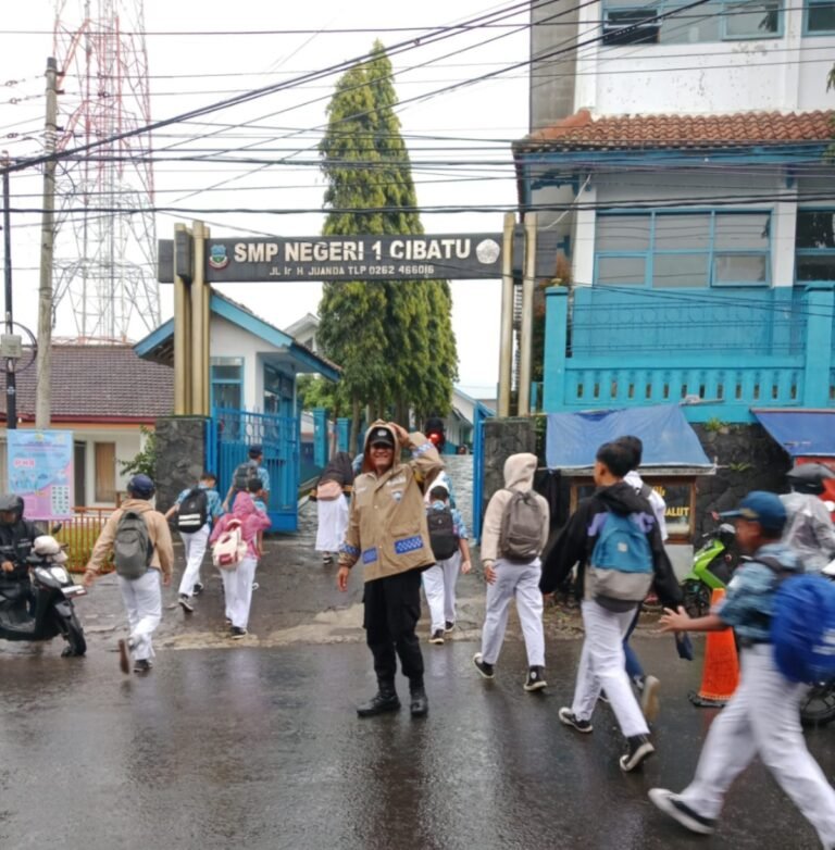 Polsek Cibatu Tetap Laksanakan Gatur Pagi Meski Diguyur Hujan