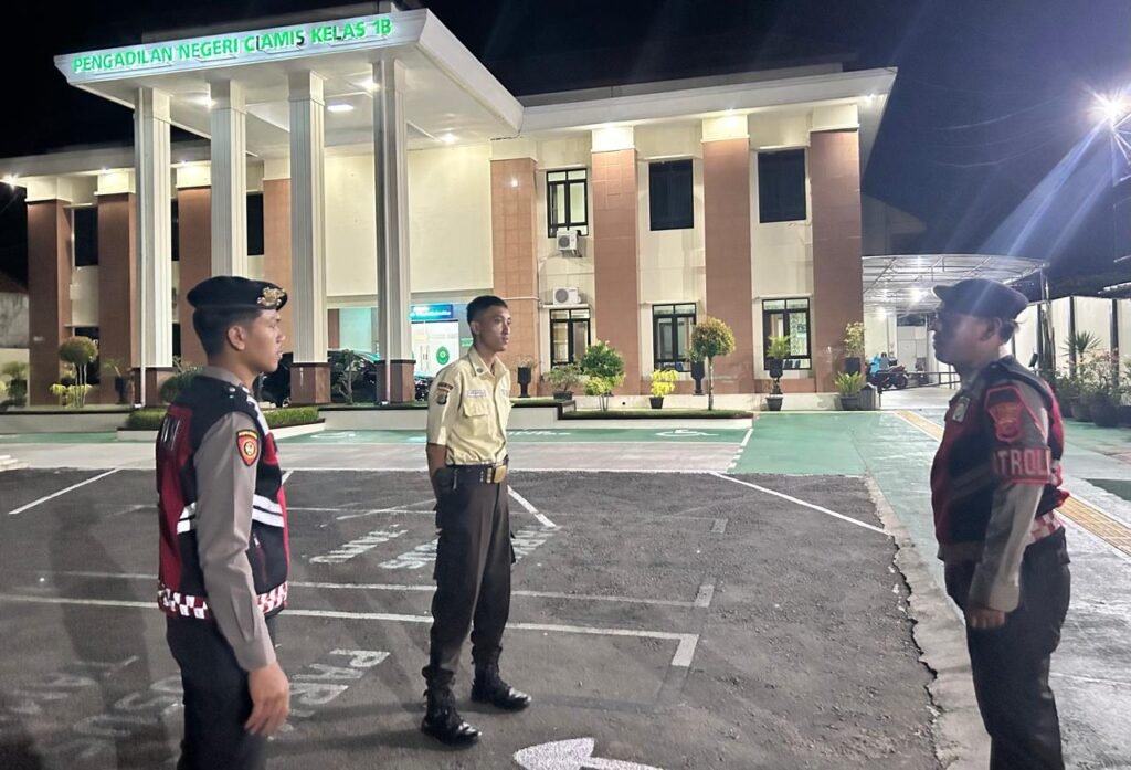 Cipkon Jam Rawan, Tiga Anggota Samapta Polres Ciamis Patroli Datangi Pengadilan Negeri Ciamis