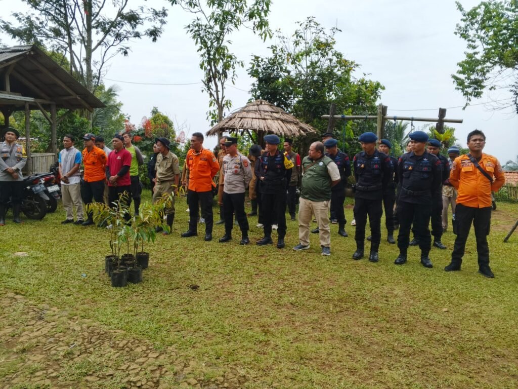 Jaga Keasrian Alam, Polsek Cikoneng Bersama Brimob Polda Jabar Tanam 1.000 Pohon