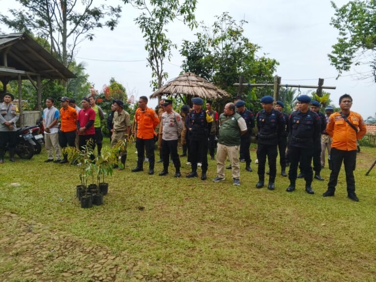 Jaga Keasrian Alam, Polsek Cikoneng Bersama Brimob Polda Jabar Tanam 1.000 Pohon