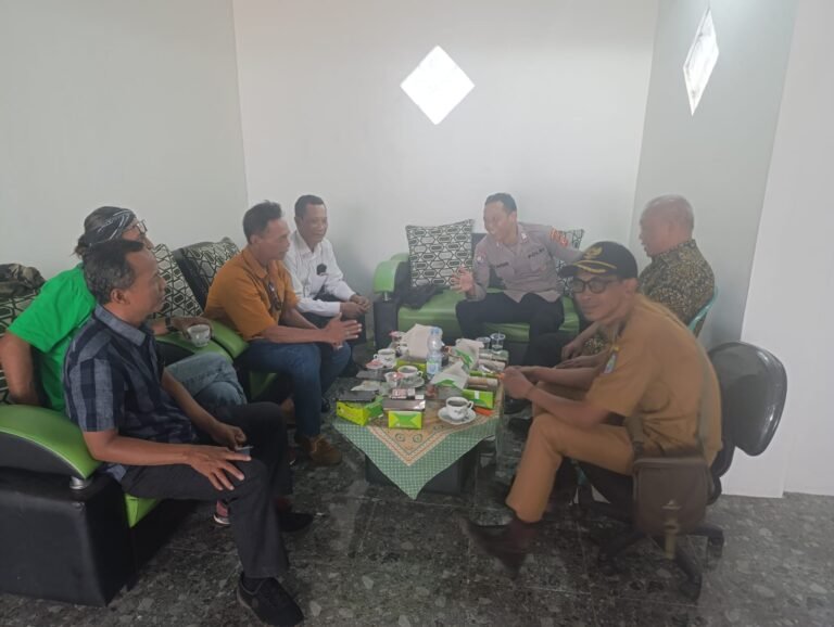 Perkuat Sinergitas, Polsek Cikoneng Polres Ciamis Koorkom Kamtibmas Bersama Tokoh di Cikoneng