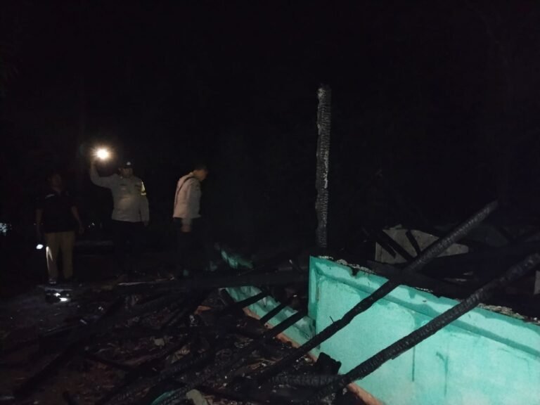 Polsek Kawali Polres Ciamis Datangi TKP Kebakaran Rumah di Karangpawitan Kawali