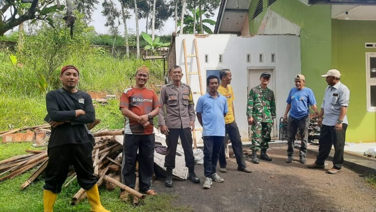 Polsek Sukadana Tanggap Bencana Rumah Warga, Bhabinkamtibmas Datangi TKP Atap Dapur Ambruk di Margaharja