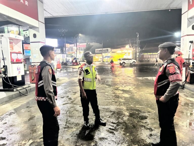 Humanis, Pasukan Patroli Roda 4 Polres Ciamis Datangi SPBU Nagrak Antisipasi Gangguan Kamtibmas