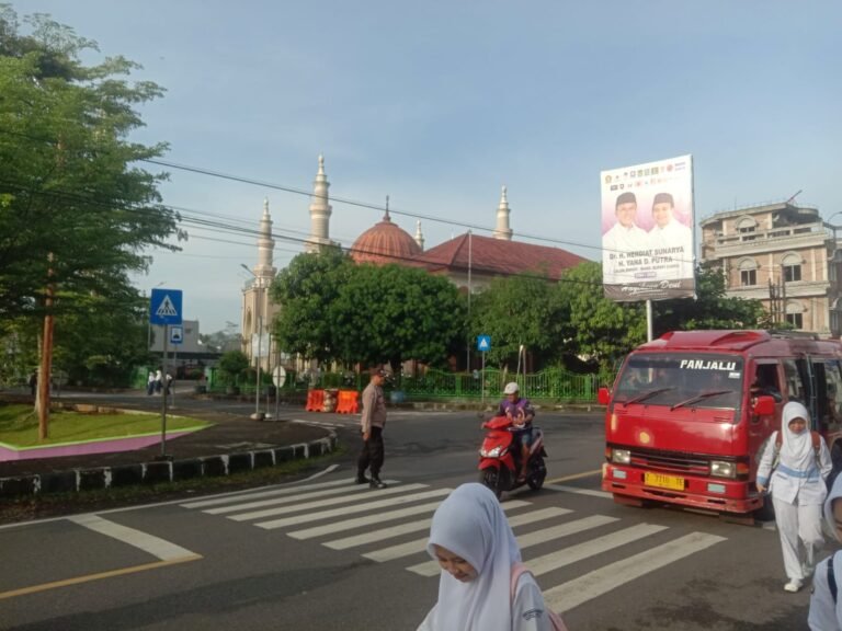 Pelayanan Masyarakat, Polsek Kawali Turun ke Jalan Pengaturan Lalu Lintas Pagi di Jalur Padat